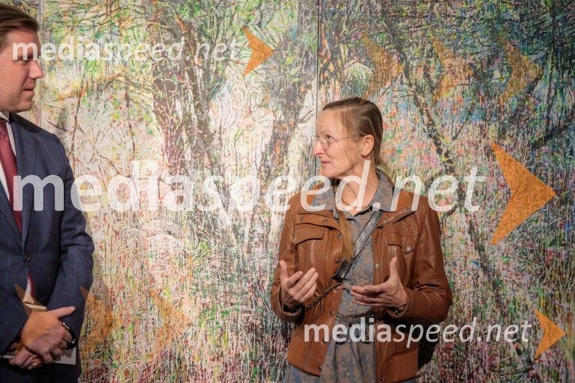  Matija Gantar, namestnik predsednika upravnega odbora družbe KD Group d.d;  Anja Jerčič Jakob, umetnicaOdprtje razstave z naslovom Obrobja slikarke Anje Jerčič Jakob, Generali Galerija