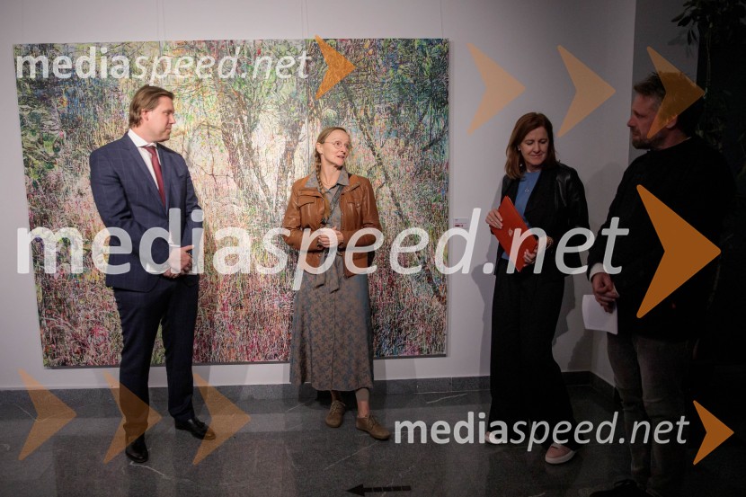  Matija Gantar, namestnik predsednika upravnega odbora družbe KD Group d.d;  Anja Jerčič Jakob, umetnicaOdprtje razstave z naslovom Obrobja slikarke Anje Jerčič Jakob, Generali Galerija