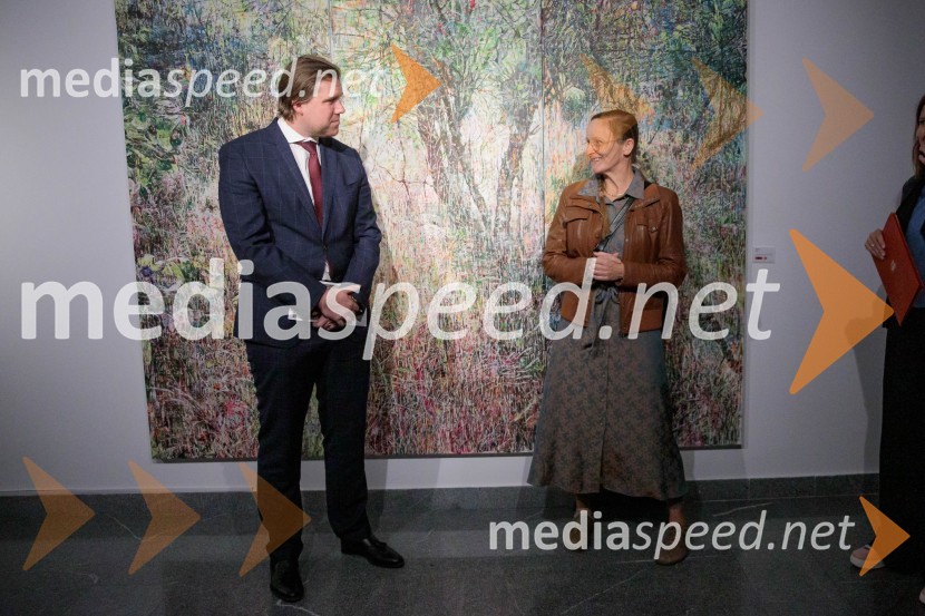  Matija Gantar, namestnik predsednika upravnega odbora družbe KD Group d.d;  Anja Jerčič Jakob, umetnicaOdprtje razstave z naslovom Obrobja slikarke Anje Jerčič Jakob, Generali Galerija