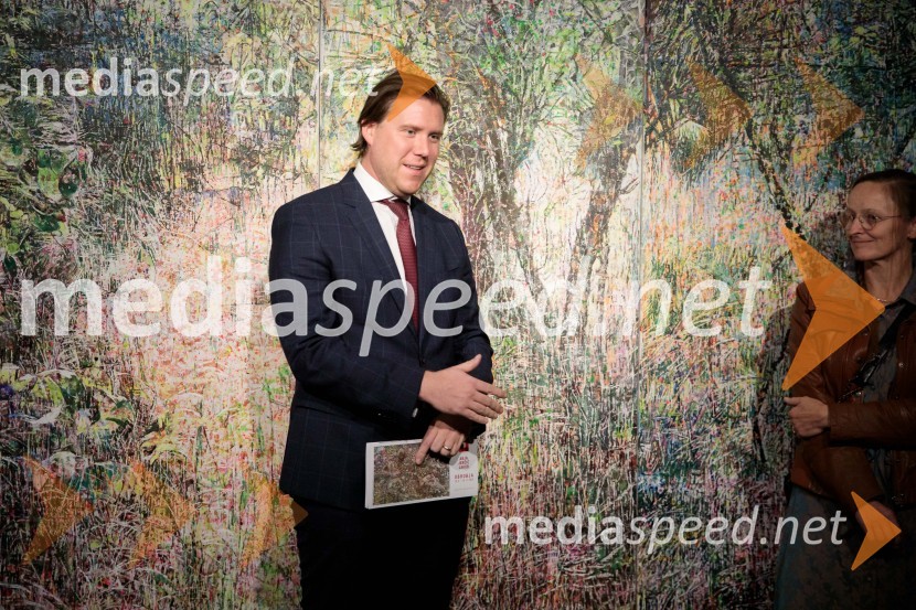  Matija Gantar, namestnik predsednika upravnega odbora družbe KD Group d.d;  Anja Jerčič Jakob, umetnicaOdprtje razstave z naslovom Obrobja slikarke Anje Jerčič Jakob, Generali Galerija