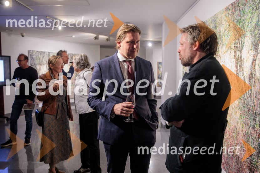  Matija Gantar, namestnik predsednika upravnega odbora družbe KD Group d.d;  Miklavž Komelj, pesnik, prevajalec, umetnostni zgodovinarOdprtje razstave z naslovom Obrobja slikarke Anje Jerčič Jakob, Generali Galerija