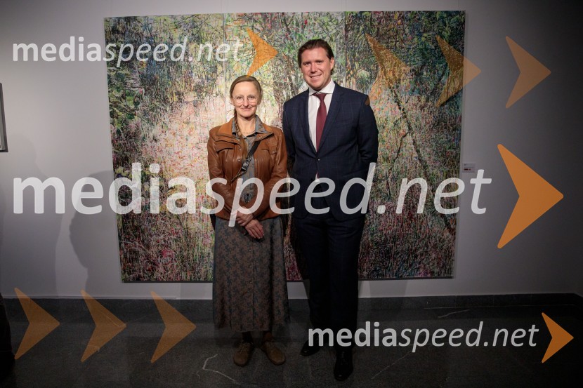  Anja Jerčič Jakob, umetnica;  Matija Gantar, namestnik predsednika upravnega odbora družbe KD Group d.dOdprtje razstave z naslovom Obrobja slikarke Anje Jerčič Jakob, Generali Galerija