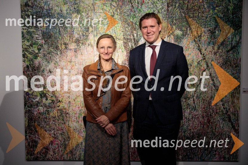  Anja Jerčič Jakob, umetnica;  Matija Gantar, namestnik predsednika upravnega odbora družbe KD Group d.dOdprtje razstave z naslovom Obrobja slikarke Anje Jerčič Jakob, Generali Galerija