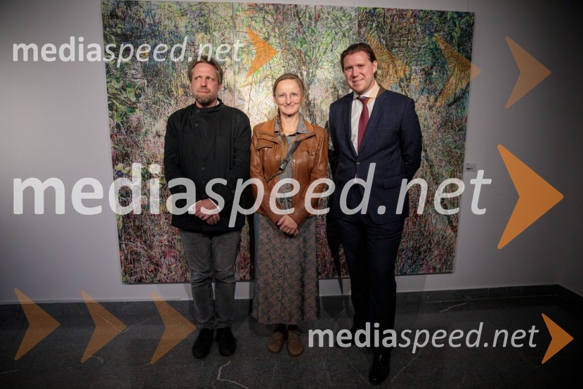  Miklavž Komelj, pesnik, prevajalec, umetnostni zgodovinar;  Anja Jerčič Jakob, umetnica;  Matija Gantar, namestnik predsednika upravnega odbora družbe KD Group d.dOdprtje razstave z naslovom Obrobja slikarke Anje Jerčič Jakob, Generali Galerija