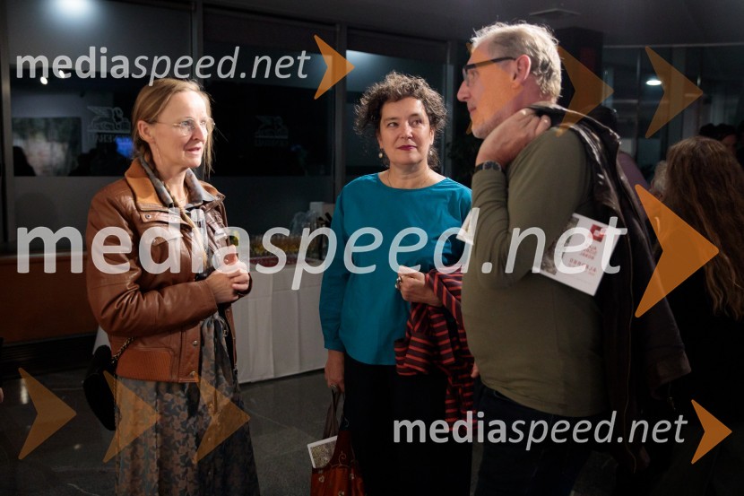  Anja Jerčič Jakob, umetnica;  Mojca Zlokarnik, predsednica Društva likovnih umetnikov Ljubljana;  Aleksij Kobal, slikar in glasbenikOdprtje razstave z naslovom Obrobja slikarke Anje Jerčič Jakob, Generali Galerija