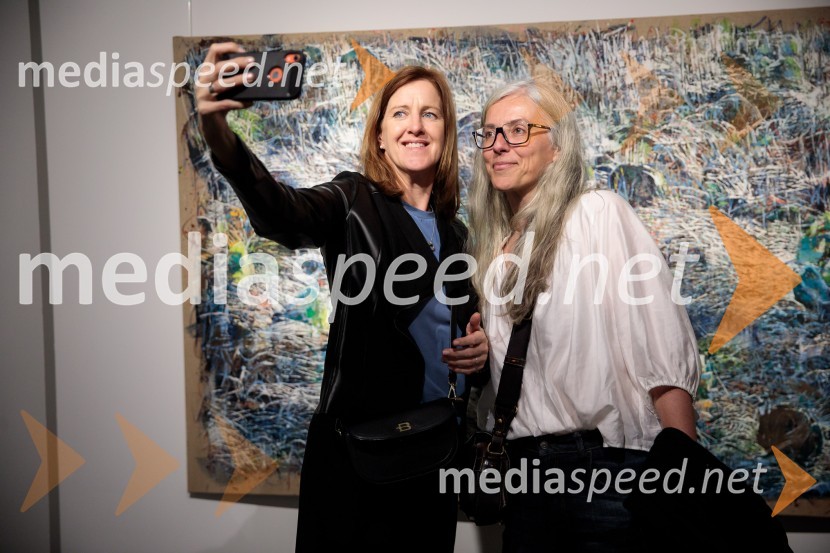  Mateja Prinčič, vodja odnosov z javnostmi, Generali;  Saša Kovačič, marketing, Mladinska knjiga ZaložbaOdprtje razstave z naslovom Obrobja slikarke Anje Jerčič Jakob, Generali Galerija