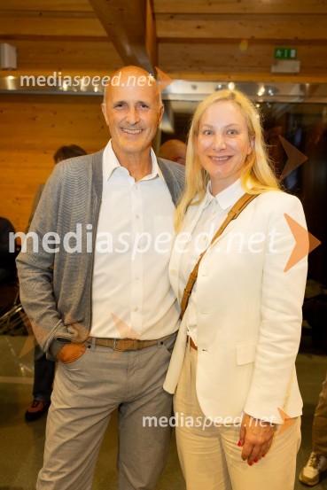  ... ;  Tina JukićIskrivo v živo: Ervin Hladnik Milharčič v pogovoru z Markom Crnkovičem