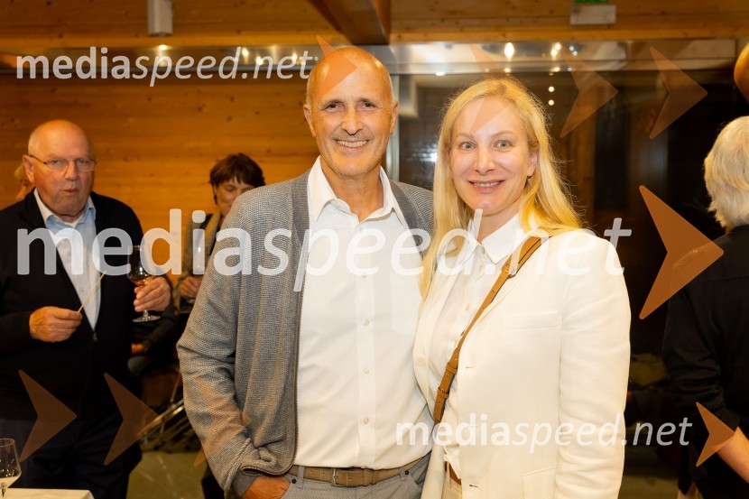  ... ;  Tina JukićIskrivo v živo: Ervin Hladnik Milharčič v pogovoru z Markom Crnkovičem