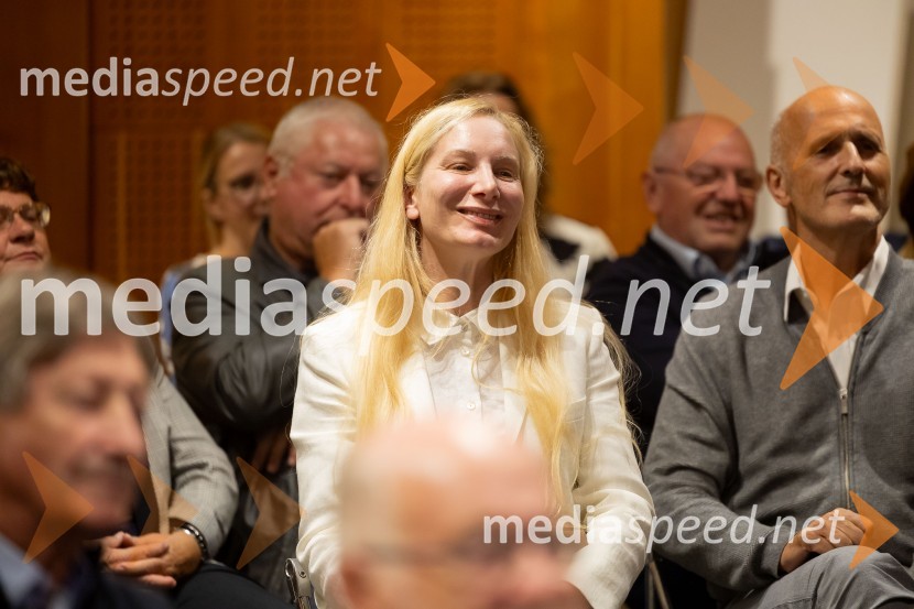  Tina JukićIskrivo v živo: Ervin Hladnik Milharčič v pogovoru z Markom Crnkovičem