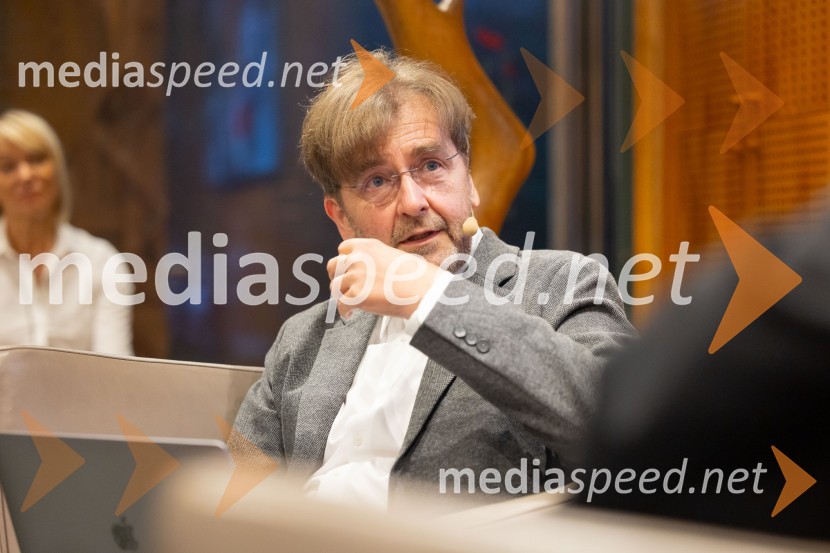  Marko Crnkovič, kolumnist, urednik portala Fokus PokusIskrivo v živo: Ervin Hladnik Milharčič v pogovoru z Markom Crnkovičem