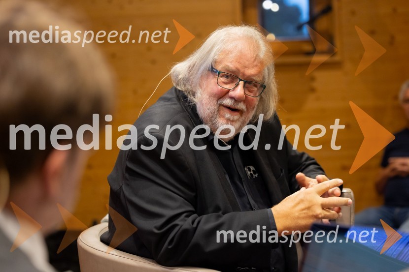  Ervin  Hladnik Milharčič, novinarIskrivo v živo: Ervin Hladnik Milharčič v pogovoru z Markom Crnkovičem