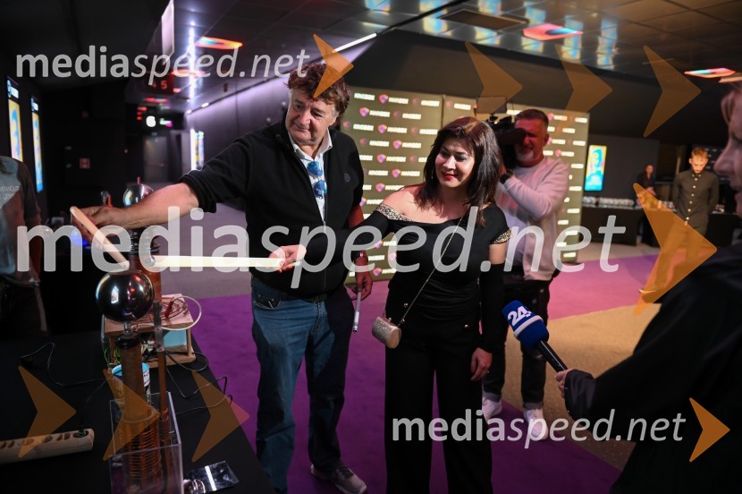  Bojan Schwentner;  Janja Glogovac, režiserkaPremiera dokumentarnega filma Nikola Tesla, valovi prihodnosti v Mariboxu