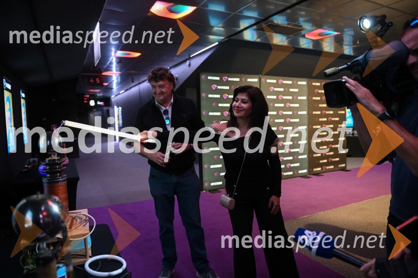  Bojan Schwentner;  Janja Glogovac, režiserkaPremiera dokumentarnega filma Nikola Tesla, valovi prihodnosti v Mariboxu