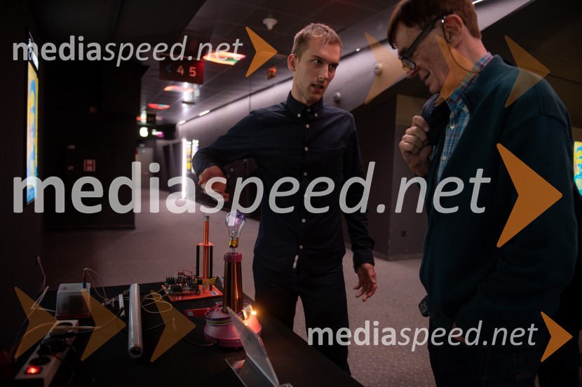  ... ;  Erik Hogenboom, nizozemski urednik na radioteleviziji NTRPremiera dokumentarnega filma Nikola Tesla, valovi prihodnosti v Mariboxu