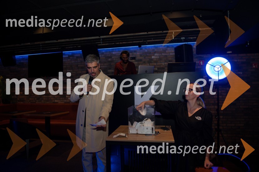  Bor Greiner, odgovorni urednik, Radio City;  Ksenija Arzenšek, pomočnica direktorja MARIBOXPremiera dokumentarnega filma Nikola Tesla, valovi prihodnosti v Mariboxu