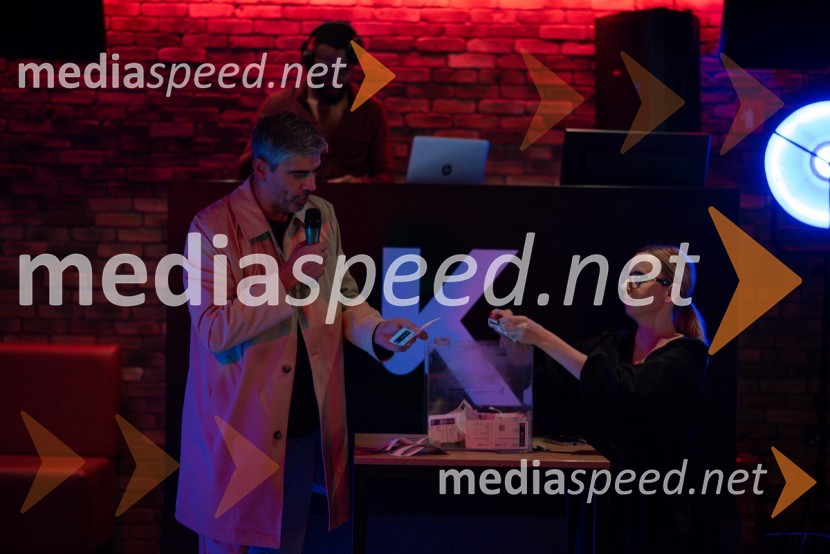  Bor Greiner, odgovorni urednik, Radio City;  Ksenija Arzenšek, pomočnica direktorja MARIBOXPremiera dokumentarnega filma Nikola Tesla, valovi prihodnosti v Mariboxu