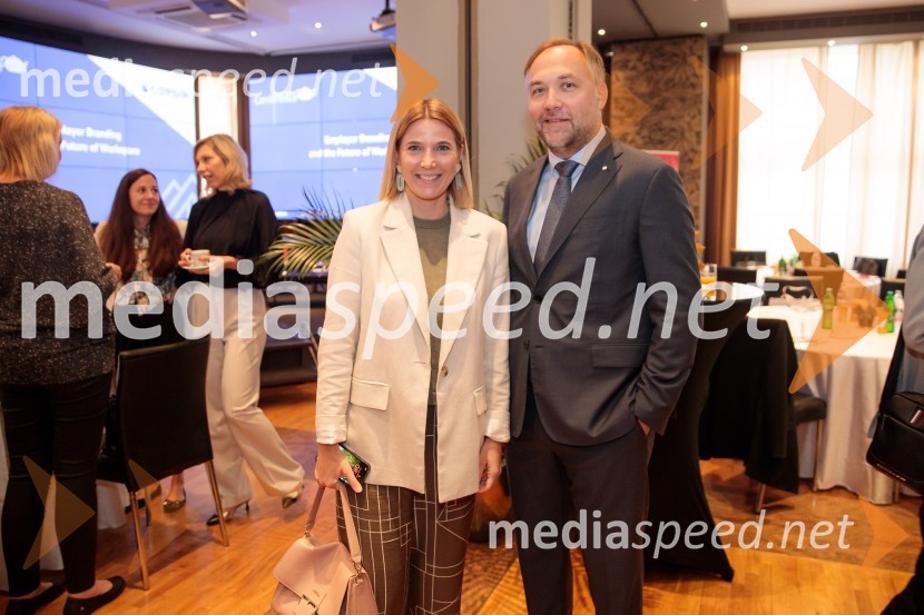  Urška Kajtner, vodja operative, Mesi d.o.o.;  Mart D. Buh, vodja poslovnega razvoja, Britansko-slovenska gospodarska zbornicaČaj z razlogom z naslovom Blagovna znamka delodajalca in prihodnost delovnega okolja