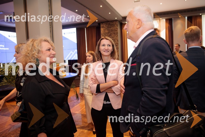  Petra Zakrajšek, arhitektka;  Mateja Kožuh, producentka in joga učiteljica MS7;  Janez Rakušček, izvršni kreativni direktor Luna TBWAČaj z razlogom z naslovom Blagovna znamka delodajalca in prihodnost delovnega okolja