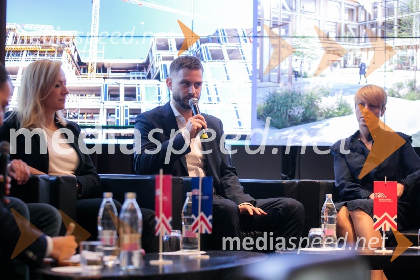  Katarina Konda, Mestna občina Ljubljana;  Michal Maco, direktor podjetja Corwin v Sloveniji in ustanoviteljev slovaške znamke oblačil Bratiska;  Maja Ostanek Selak, CEO, Alfi FundsČaj z razlogom z naslovom Blagovna znamka delodajalca in prihodnost delovnega okolja