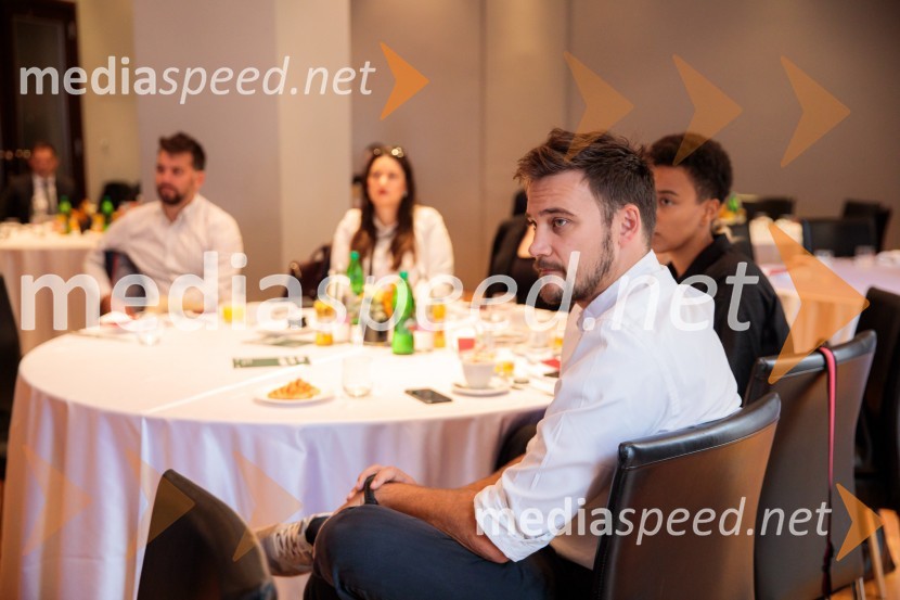 Čaj z razlogom z naslovom Blagovna znamka delodajalca in prihodnost delovnega okolja