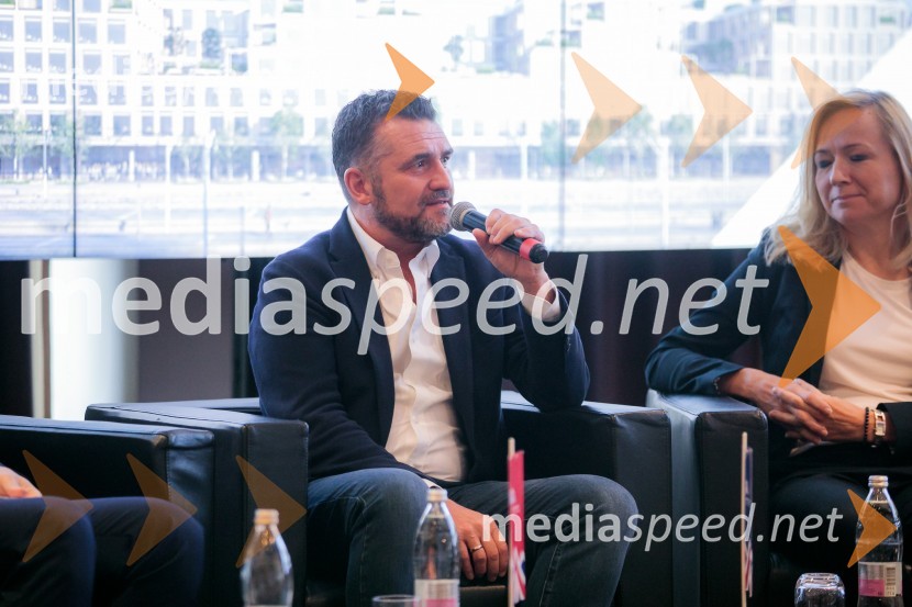  Tim Gledstone, partner, Squire and Partners;  Katarina Konda, Mestna občina LjubljanaČaj z razlogom z naslovom Blagovna znamka delodajalca in prihodnost delovnega okolja