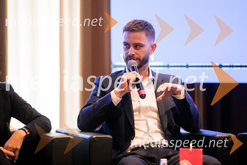  Michal Maco, direktor podjetja Corwin v Sloveniji in ustanoviteljev slovaške znamke oblačil BratiskaČaj z razlogom z naslovom Blagovna znamka delodajalca in prihodnost delovnega okolja