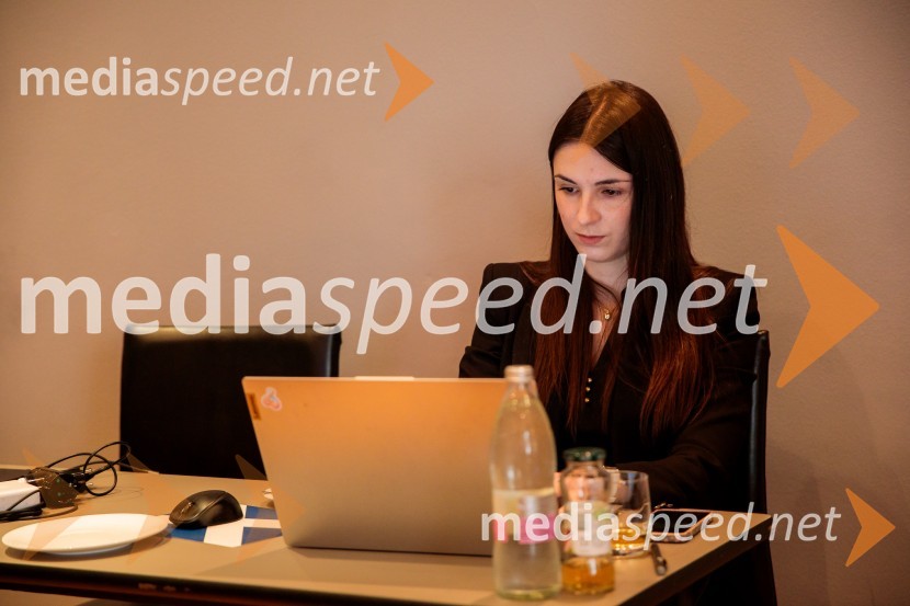  Tara Pleško, Britansko-slovenska gospodarska zbornicaČaj z razlogom z naslovom Blagovna znamka delodajalca in prihodnost delovnega okolja