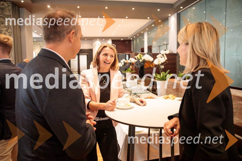  Ivana Nedižavec Korada,  namestnica direktorice, Center of Excellence in Finance;  Barbara Uranjek, direktorica, Britansko-slovenska gospodarska zbornicaČaj z razlogom z naslovom Blagovna znamka delodajalca in prihodnost delovnega okolja