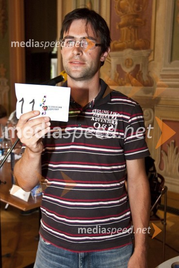Predstavnik Prifarskih muzikantov (žreb vrstnega reda nastopajočih)Slovenska popevka 2009, novinarska konferenca in žrebanje vrstnega reda nastopajočih