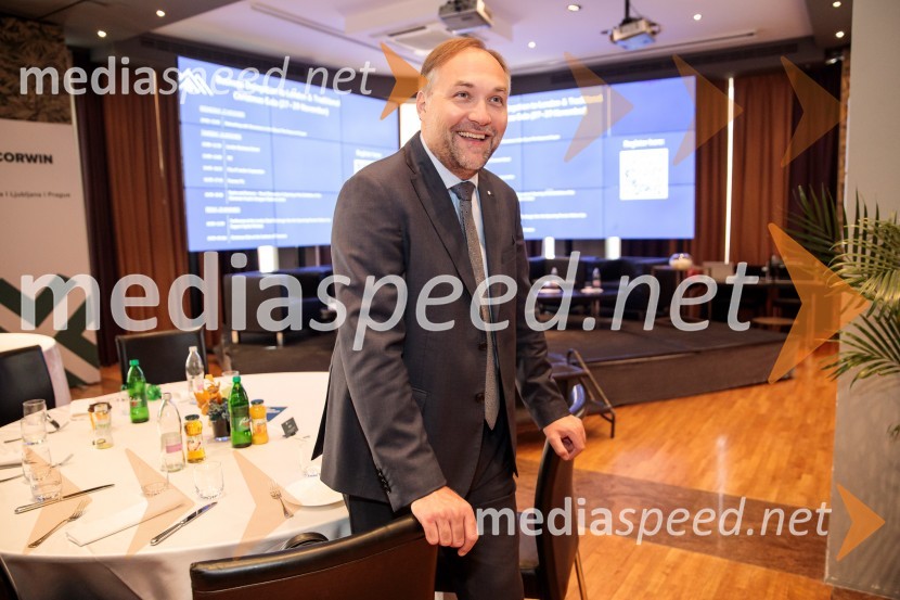  Mart D. Buh, vodja poslovnega razvoja, Britansko-slovenska gospodarska zbornicaČaj z razlogom z naslovom Blagovna znamka delodajalca in prihodnost delovnega okolja