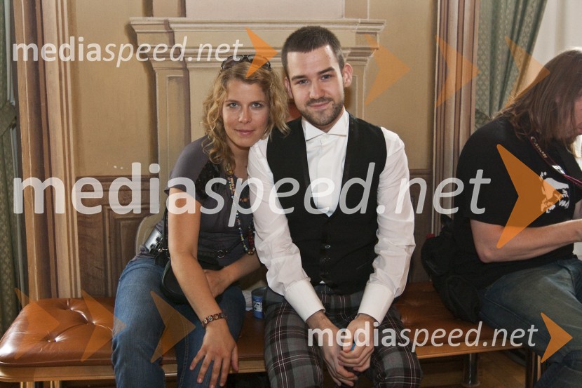 Anika Horvat, pevka in Anžej Dežan, pevec in TV voditeljSlovenska popevka 2009, novinarska konferenca in žrebanje vrstnega reda nastopajočih