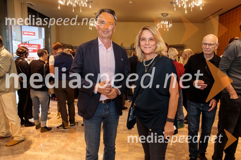  Tomislav Čizmić, predsednik poslovodstva družbe, Telemach Slovenija d.o.o.;  Manca Majeršič Sevšek, dramaturginjaKazimir in Karolina, premiera drame na odru MGL