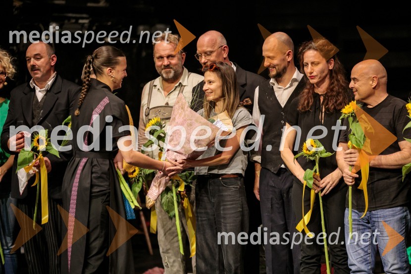  Gaber K. Trseglav, igralec;  ... ;  Lotos Vincenc Šparovec, igralec;  Nina Rajić Kranjac, režiserka;  Jernej Gašperin, igralec;  Urša Vidic, scenografinja;  Branko  Rožman, avtor glasbe in korepetitorKazimir in Karolina, premiera drame na odru MGL