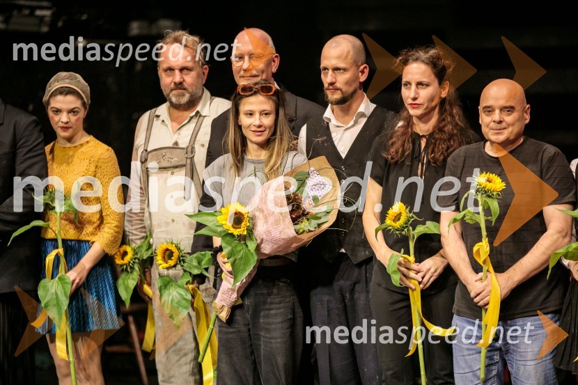  Diana  Kolenc, igralka;  Lotos Vincenc Šparovec, igralec;  Uroš Smolej, igralec;  Nina Rajić Kranjac, režiserka;  Jernej Gašperin, igralec;  Urša Vidic, scenografinja;  Branko  Rožman, avtor glasbe in korepetitorKazimir in Karolina, premiera drame na odru MGL