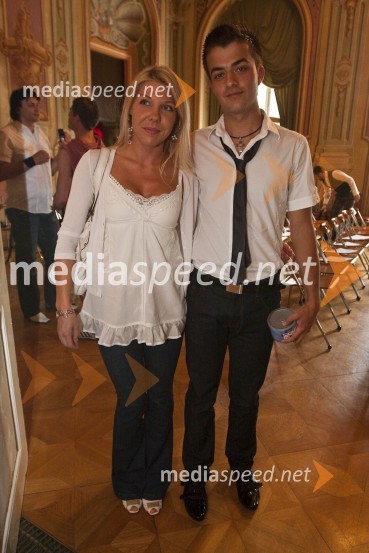 Aleksandra Cavnik in Gašper Rifelj, pevcaSlovenska popevka 2009, novinarska konferenca in žrebanje vrstnega reda nastopajočih
