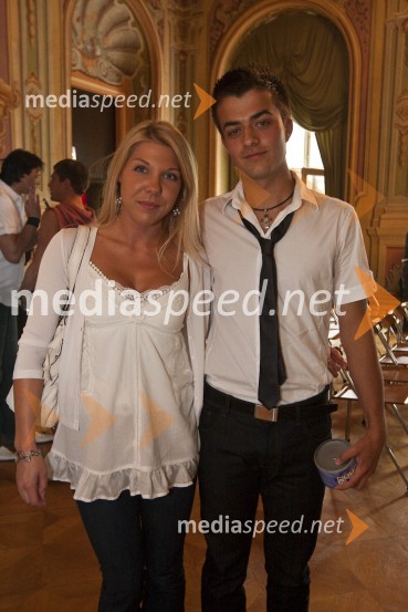 Aleksandra Cavnik in Gašper Rifelj, pevcaSlovenska popevka 2009, novinarska konferenca in žrebanje vrstnega reda nastopajočih