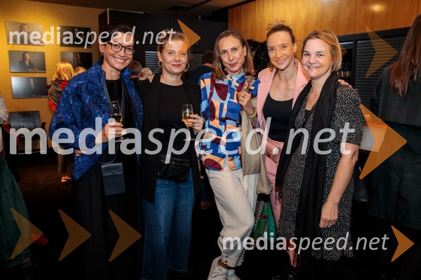  Simona  Belle, služba za stike z javnostmi MGL;  Jana Zupančič, igralka;  ... ;  Mojca Funkl, igralka;  Kim Komljanec, svetovalka ministrice za kulturoKazimir in Karolina, premiera drame na odru MGL