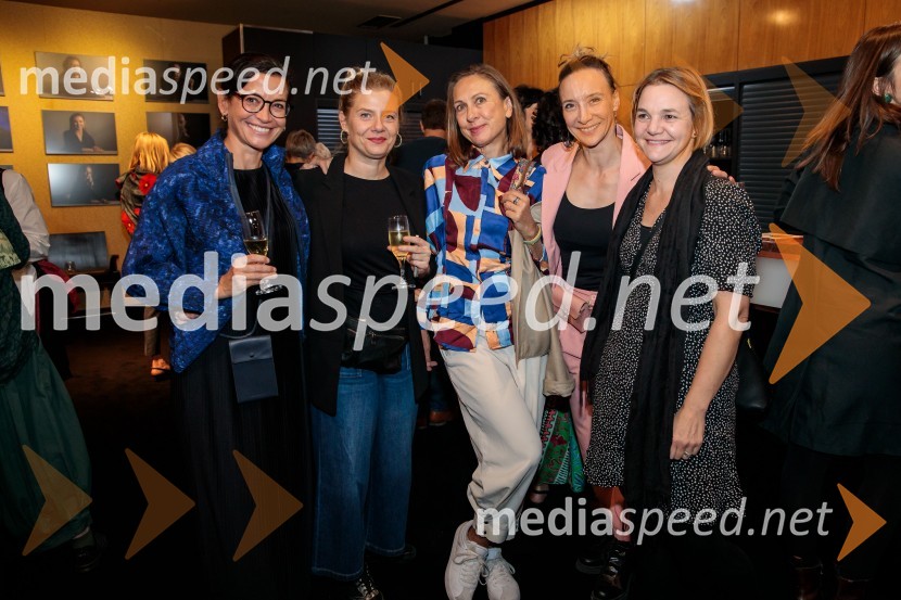  Simona  Belle, služba za stike z javnostmi MGL;  Jana Zupančič, igralka;  ... ;  Mojca Funkl, igralka;  Kim Komljanec, svetovalka ministrice za kulturoKazimir in Karolina, premiera drame na odru MGL