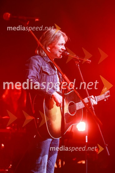  Miha Guštin-Gušti, glasbenikGušti s prijatelji proslavil 40 let glasbene kariere