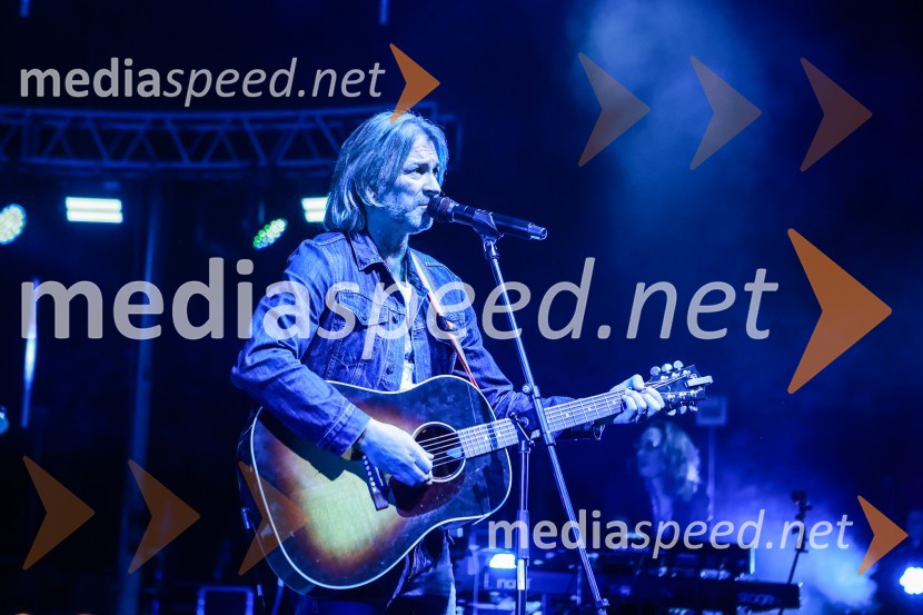  Miha Guštin-Gušti, glasbenikGušti s prijatelji proslavil 40 let glasbene kariere