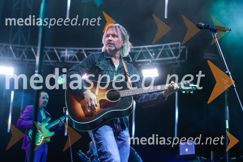  Miha Guštin-Gušti, glasbenikGušti s prijatelji proslavil 40 let glasbene kariere