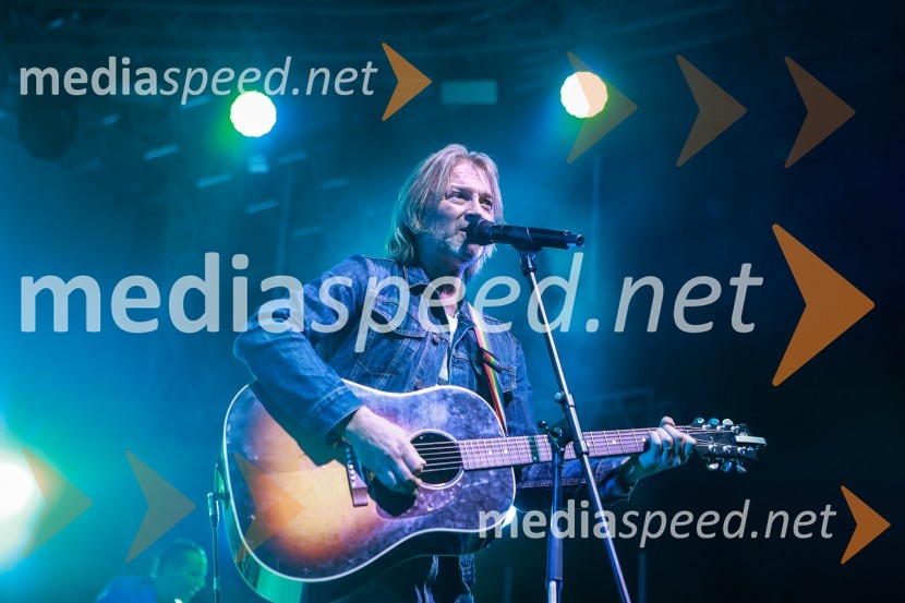  Miha Guštin-Gušti, glasbenikGušti s prijatelji proslavil 40 let glasbene kariere