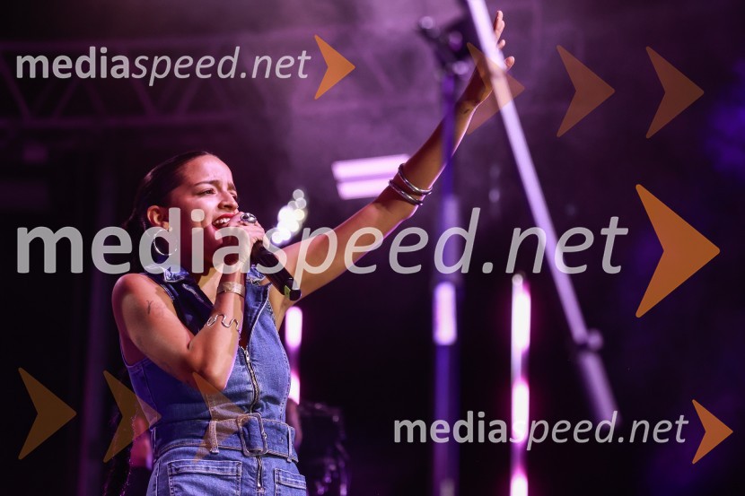  Leyre  Legarda Ventura, pevkaGušti s prijatelji proslavil 40 let glasbene kariere