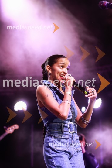  Leyre  Legarda Ventura, pevkaGušti s prijatelji proslavil 40 let glasbene kariere