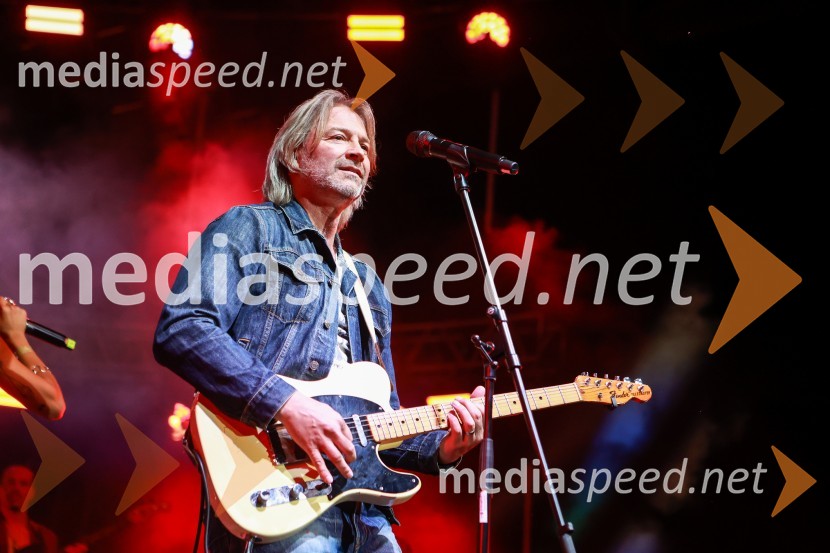  Miha Guštin-Gušti, glasbenikGušti s prijatelji proslavil 40 let glasbene kariere