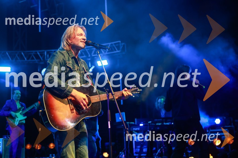  Miha Guštin-Gušti, glasbenikGušti s prijatelji proslavil 40 let glasbene kariere