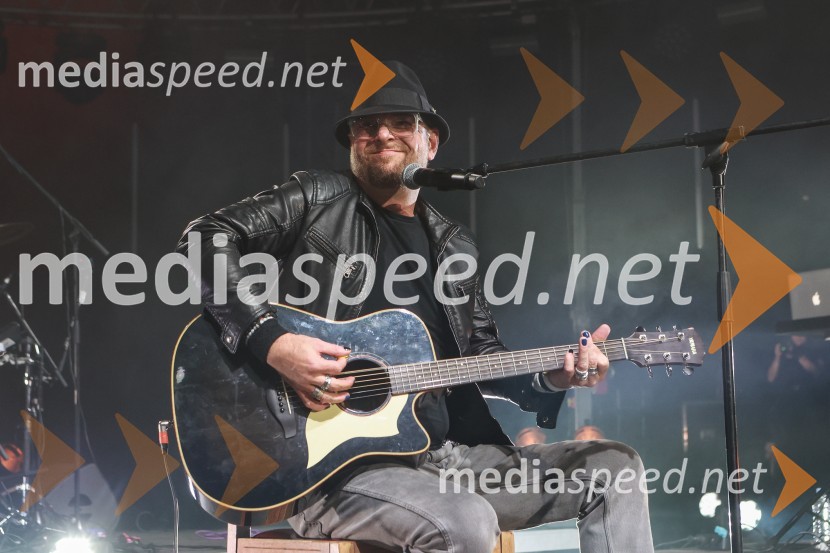  Tomi Meglič, glasbenik, pevec skupine SiddhartaGušti s prijatelji proslavil 40 let glasbene kariere