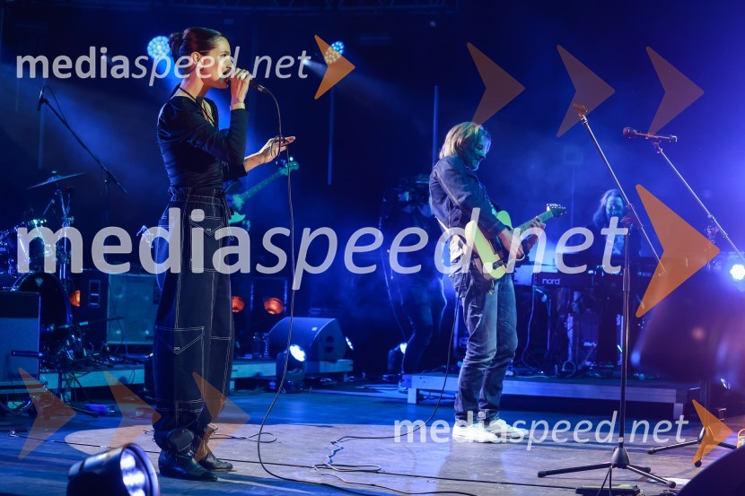  Polona  Kasal, pevka;  Miha Guštin-Gušti, glasbenikGušti s prijatelji proslavil 40 let glasbene kariere