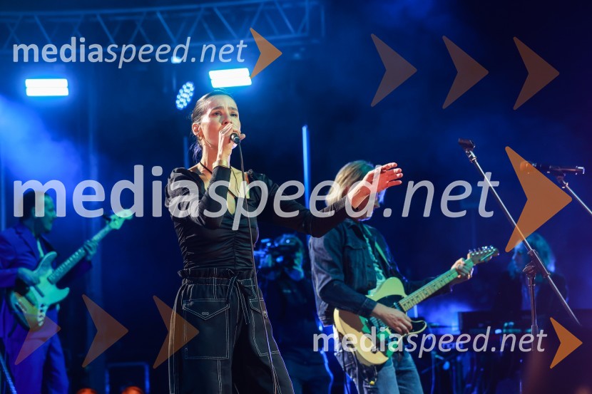  Polona  Kasal, pevkaGušti s prijatelji proslavil 40 let glasbene kariere