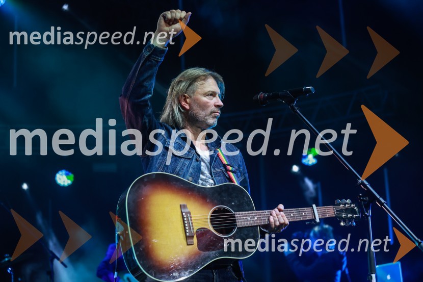  Miha Guštin-Gušti, glasbenikGušti s prijatelji proslavil 40 let glasbene kariere